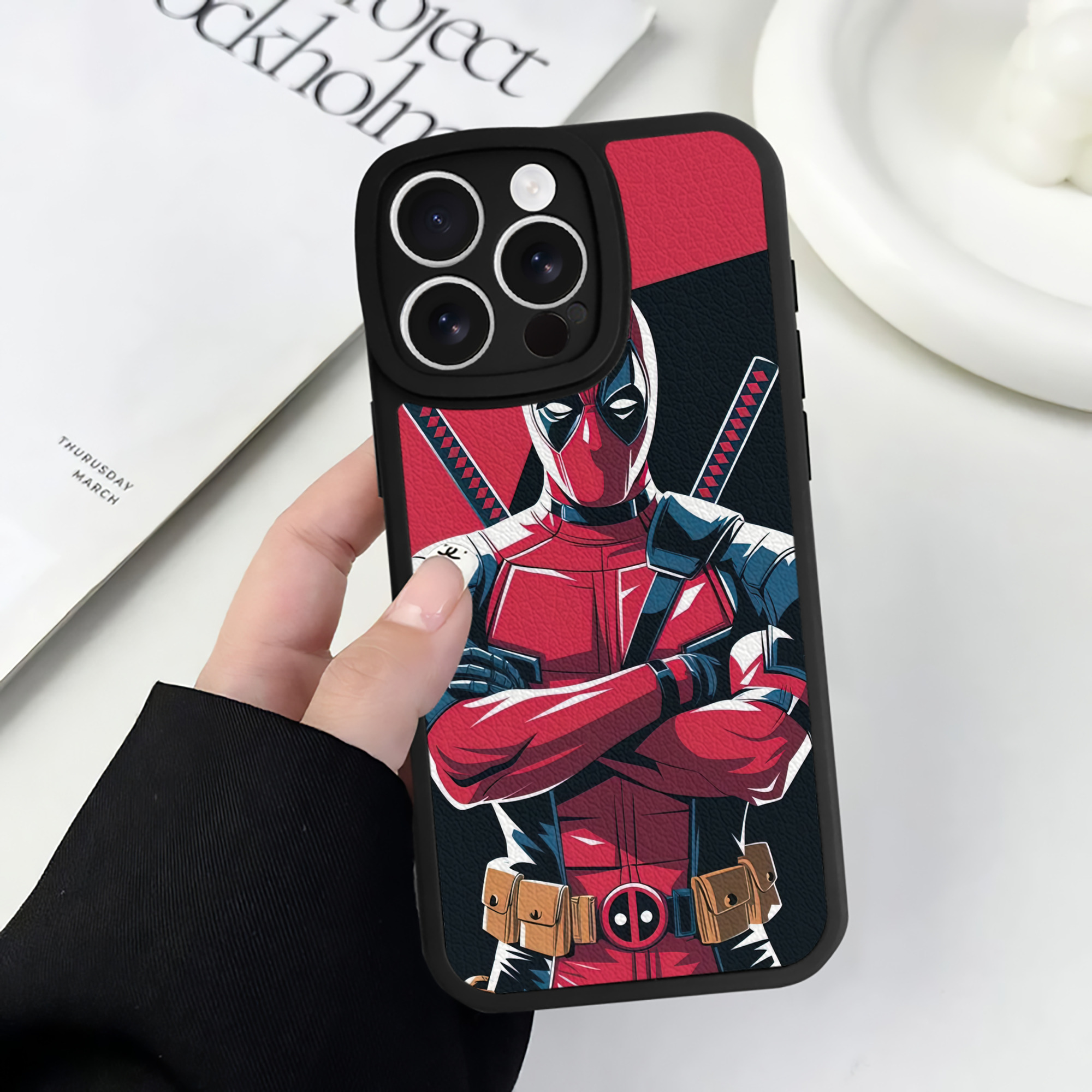 （画像用） Deadpool デッドプール 【iPhone 16シリーズ対応】シリコンスマホケース（レザー調） 材質：シリコン